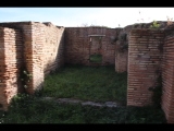 02307 ostia - regio v - insula xi - portico del monumento repubblicano (v,xi,4) - porticus - 5. laden - bli ri sueden - 01-2024.jpg